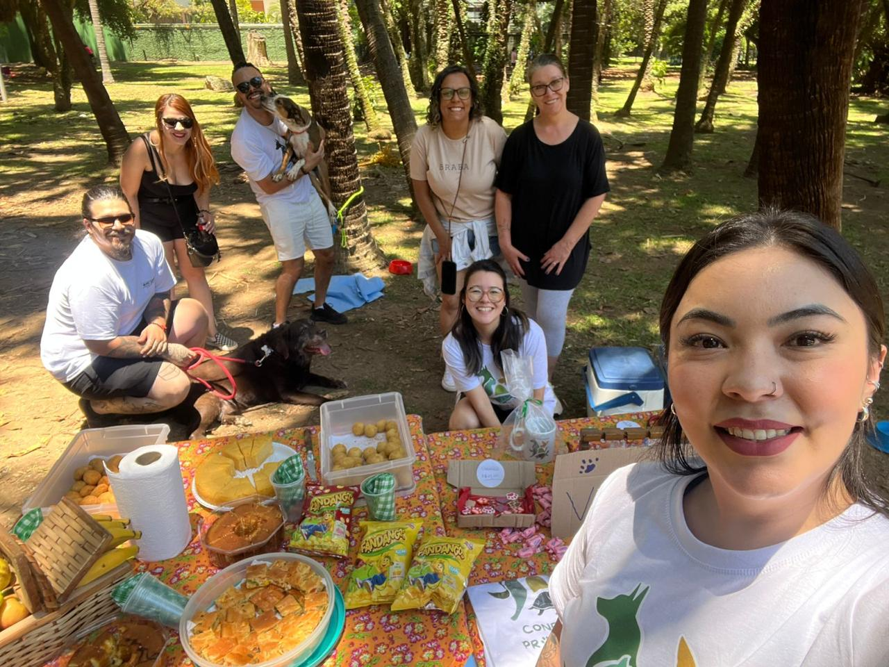 Equipe e voluntários do Conexão Protetora com cães em encontro no parque